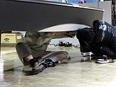 (50) 台の下にもぐっての作業です (50) 台の下にもぐっての作業です